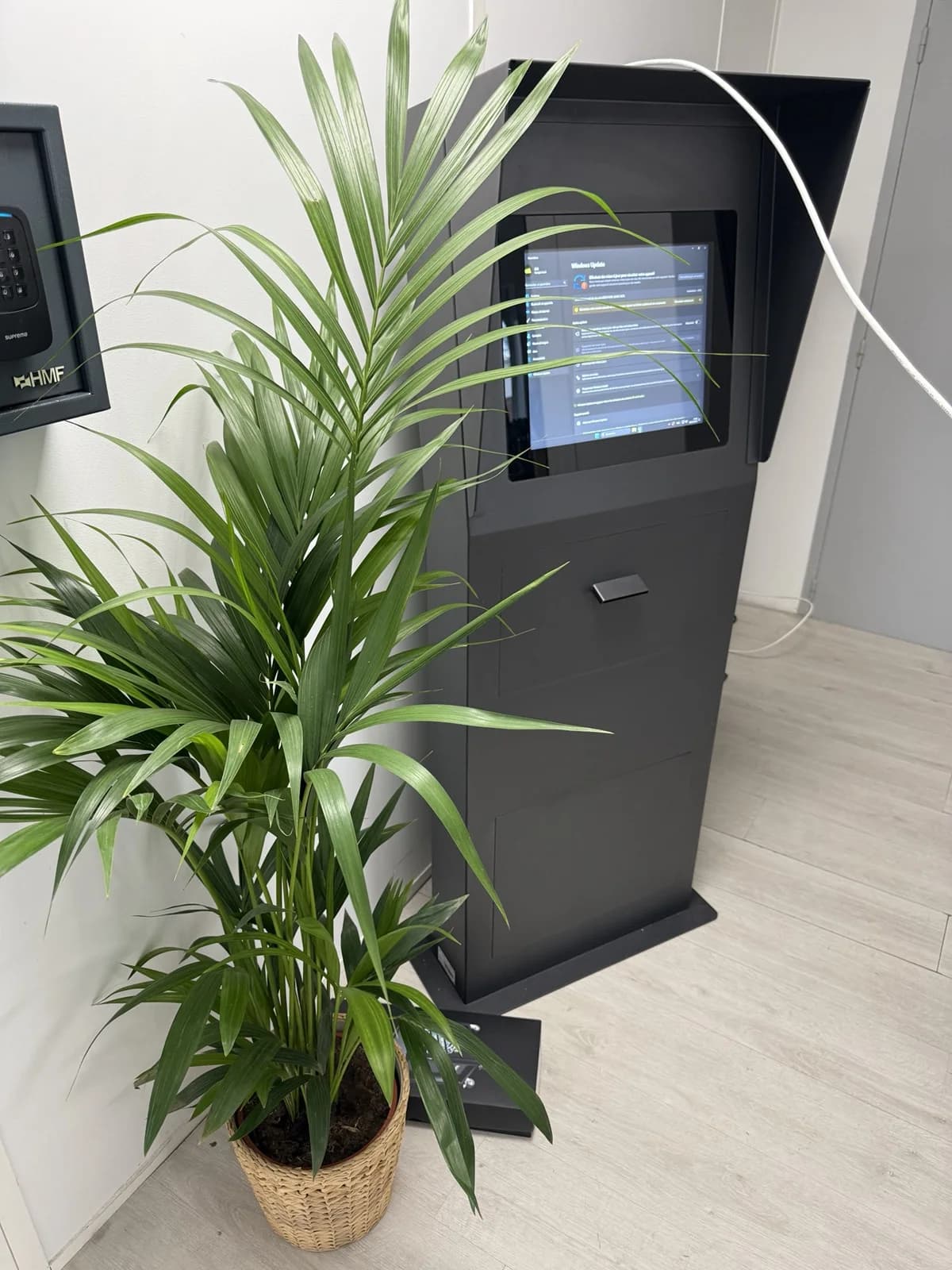 Borne de contrôle d'accès en cours de développement en intérieur